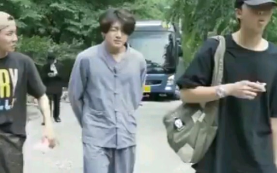 【Jeon Jungkook】Ôi trời ơi, hahahahahahahahaha, Jungkook là lão già gì vậy? Hắn ta chỉ là một tên bám