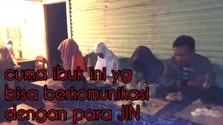 warung tempat berkumpulnya hantu