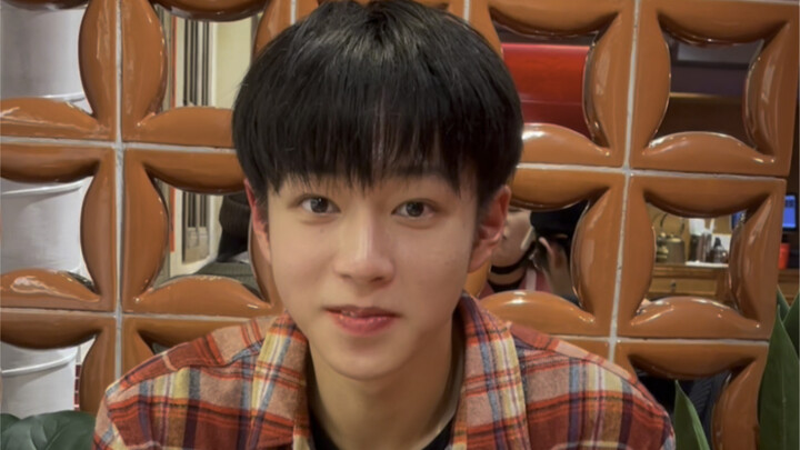 Extra episode of Dining Buddies on the 5th! No wonder it's a boys' high school!