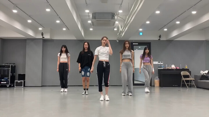 (ยุนอา)  ซ้อมเต้นสิบเพลงในห้องซ้อม เท่จนไม่มีใครเทียบได้