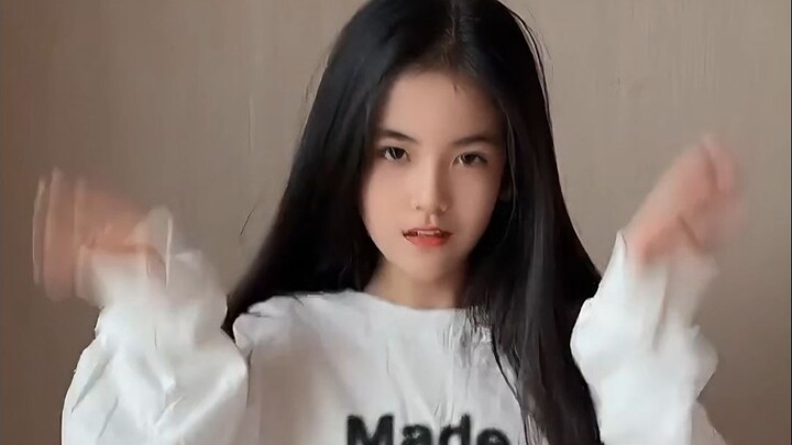 Siswi SMP 13 Tahun ~[Ini Xiner!]~ Paras dan Kemampuan Dansanya Super Keren!