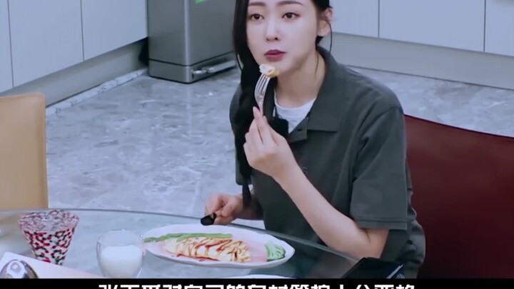 My brother visited Zhang Tianai's home and brought a room full of gifts. No wonder she looks like a 