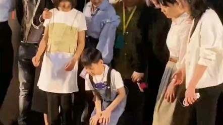 Zhang Zifeng harus jongkok saat mengambil gambar, tetapi Zhu Yuanyuan menariknya kembali...Saat ini,