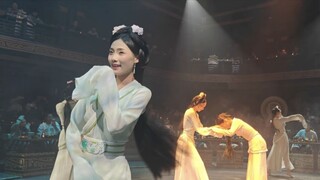 Một ánh mắt trong trẻo như nước mùa thu, vòng eo thon gọn chỉ một nắm tay. Triệu Đô Lễ Yến × Hàm Đan