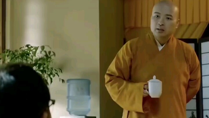 Tak berdaya lagi, para pendatang meminta sedekah kepada biksu.