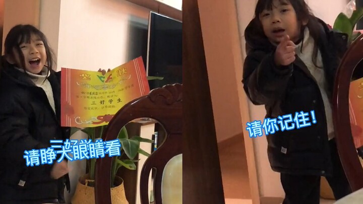 Putri yang meraih predikat siswa teladan dengan gembira pamer, namun dihentikan seketika oleh satu k