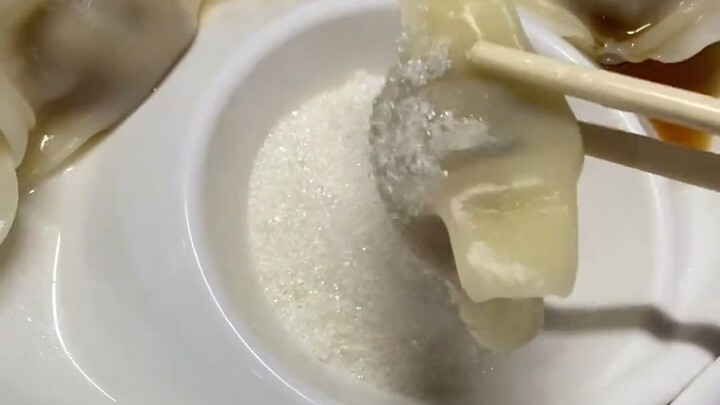 Eating dumplings with sugar—southern and northern China have reached a consensus this moment.