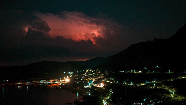 Giông bão mùa hè ở Laoshan, Thanh Đảo, trông như thần bay lên và sấm sét chơi đĩa. (Sản xuất ngăn xế