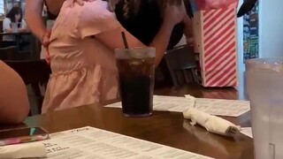 威廉斯氏综合症女孩Kiley，智力发育迟缓很难交到朋友，15岁生日这天，好友驱车3小时来为她庆生