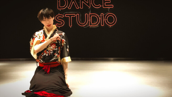 Live dance of Tomie Kawakami