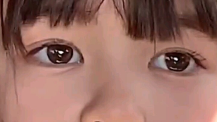 Trong mắt trẻ nhỏ là biển cả và những vì sao