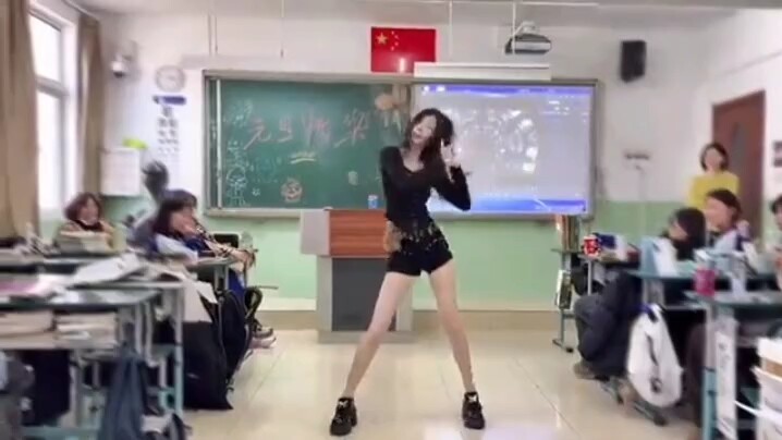 Học sinh trung học nhảy mà cũng uy tín thế này sao? Đúng là làm bao chàng trai say đắm!