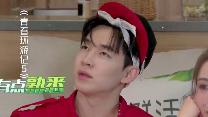 Huang Zihongfan membacakan lirik lagu “Trap”, William Chan tampak bingung tak mengerti.