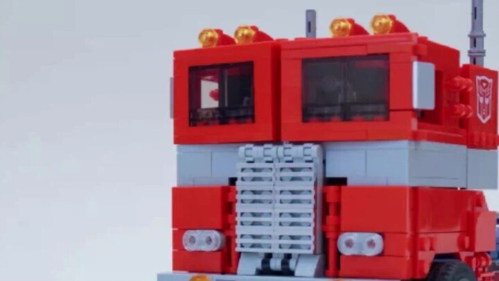 LEGO akan merilis versi transformable Transformers G1 Optimus Prime 1508 bagian pada tanggal 22 Juni