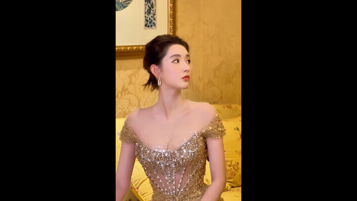 How do you rate Teacher Wang Yuwen’s golden battle robe?