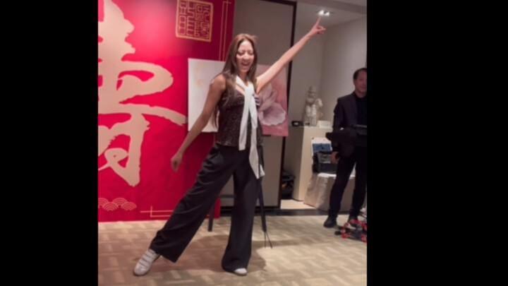 Ouyang Didi menari dengan santai dan percaya diri di pesta ulang tahun ayahnya