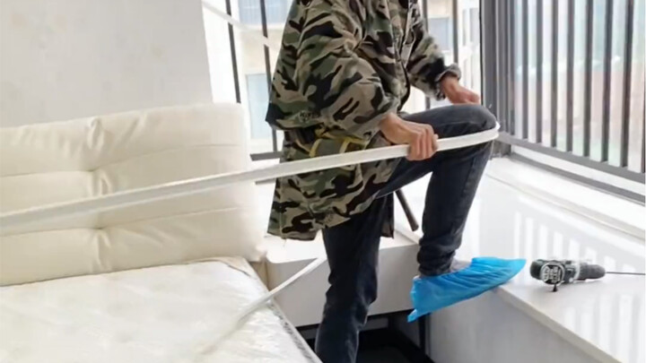 Phòng ngủ có cửa sổ lồi, lắp rèm kiểu này vừa tiết kiệm không gian lại tiện dụng, lắp hai lớp cũng đ