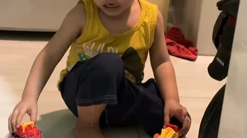 Bos kecil asik nyanyi sambil bermain...