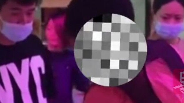 เวลาซื้อซี่โครงต้องชั่งน้ำหนักก่อนหั่น! ผู้หญิงถ่ายรูปตลาดผัก