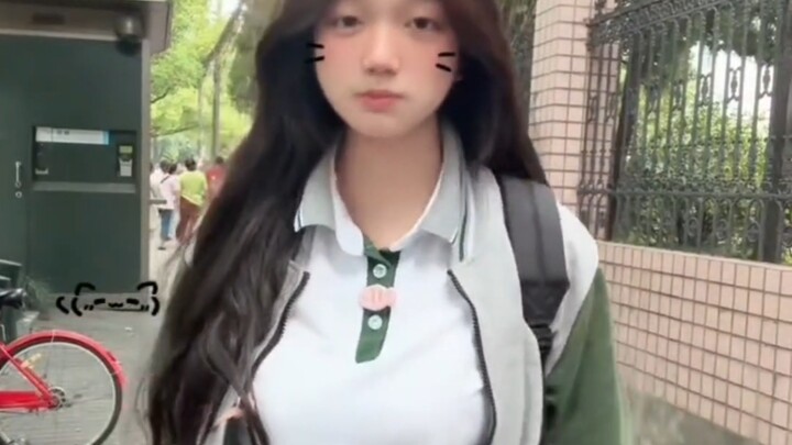 Siswi SMA yang Imut dan Menggemaskan