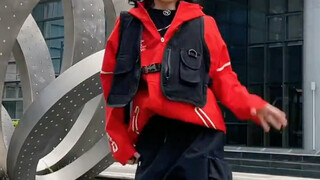 He's definitely the kid who looks most like Qianxi on the entire internet—his dancing is super cool!