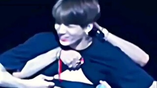 Jungkook expose jimin abs While taehyung exposes jungkook abs😂🤧🔥🥵 #jikook #taekook #vminkook
