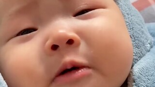 宝宝喝奶前后的情绪变化，被这小表情拿捏了！