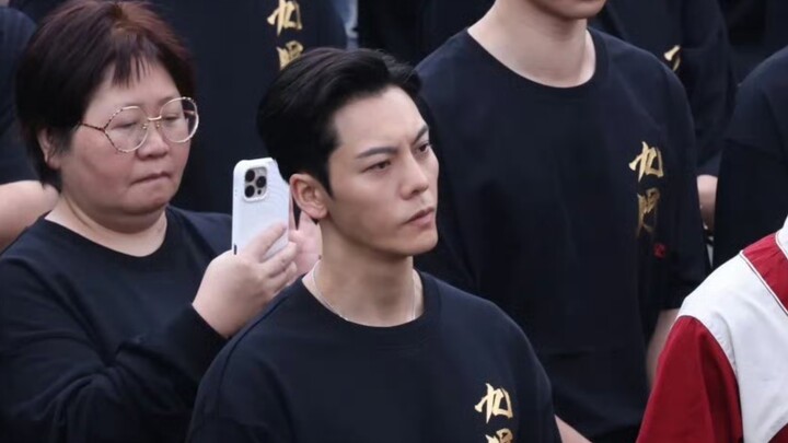 โอ้โห! ผ่านมาเก้าปีแล้วก็กลับมาเปิดกล้องอีกครั้ง ตระกูลจางนี่ไม่แก่จริงๆ เหรอ! ไจ้เหมินเปิดกองแล้ว