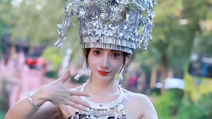 [Liu Yan] tries Miao costume for the first time and performs an atmospheric dance