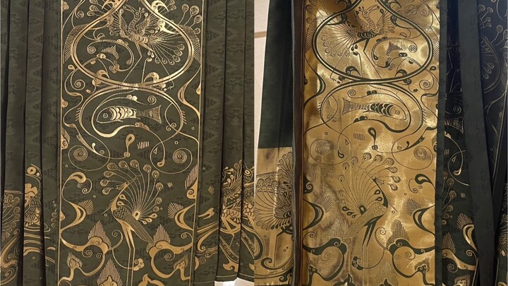 Why is the color on the back of the gold-woven horse-face skirt opposite?