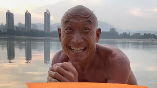 Chúc tuổi trẻ kiên trì vạn tuế! Tắm nước lạnh để rèn luyện sức khỏe có thể nguy hiểm! Đừng bắt chước