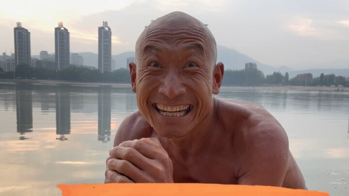 Long live persevering youth! Cold water baths for fitness can be dangerous! Do not imitate!