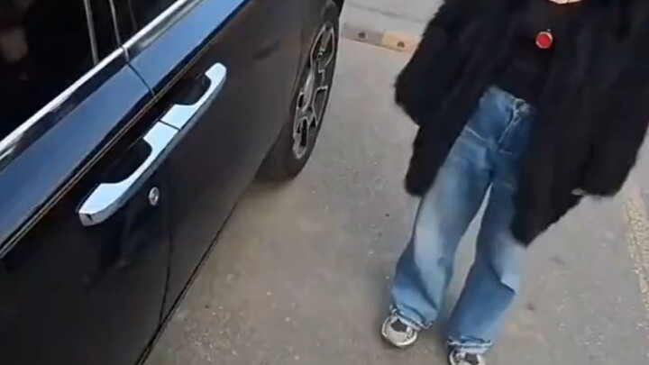 “Đáng đời cô ta đi Rolls-Royce”