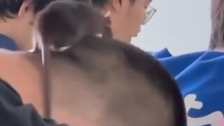 老师：鼠标突袭？？哪位大学生带鼠上课没看住，孩子越狱啦！！都跑到同学头顶上咯～
