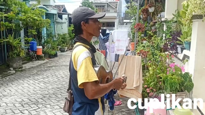 viral musisi jalanan. semua lagu di genre keroncong bikin adem suasana hati