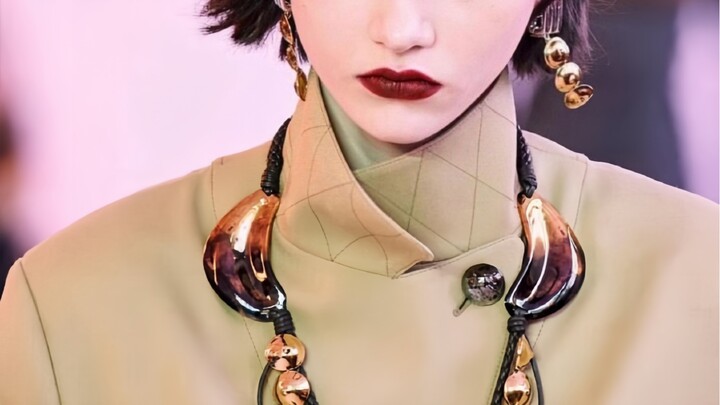 Russian Anti-Social Supermodel Flips Her Look in an Instant—So Cool!