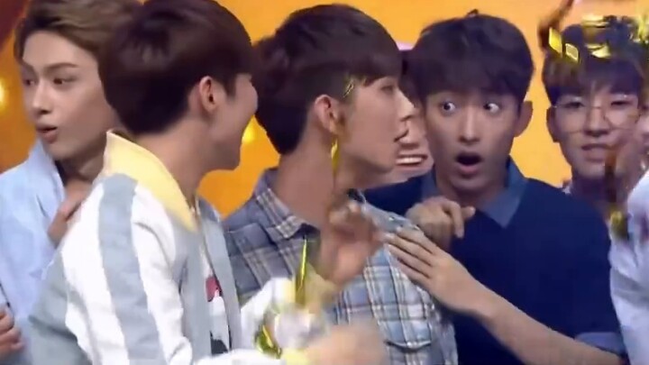 Nhìn lại, con thuyền đã vượt qua ngàn ngọn núi