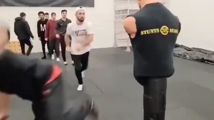 Hanya berani menggangguku, ya?