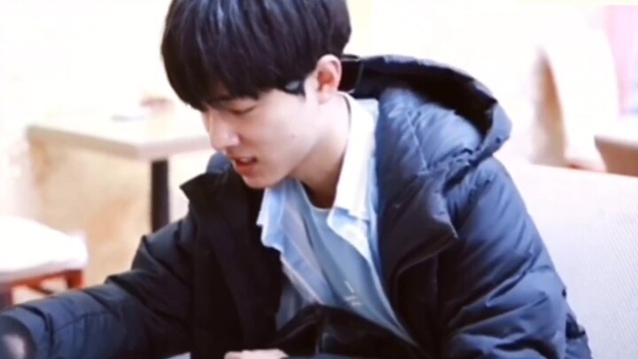 Xiao Zhan was told by fans in all kinds of weird ways not to have porcelain teeth. I laughed, and he