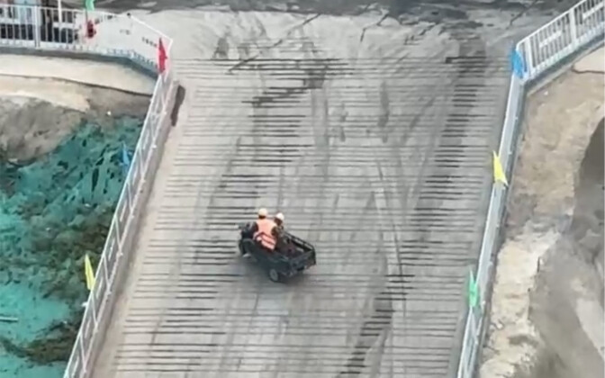 Con đường trên công trường