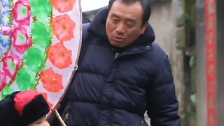 The grandson insisted on buying a wreath to play with, but ended up causing a big misunderstanding!