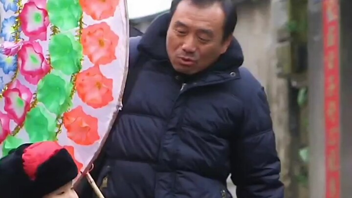 The grandson insisted on buying a wreath to play with, but ended up causing a big misunderstanding!