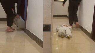 Cậu bé dễ thương đã làm gián đoạn bài tập về nhà của anh trai mình và bị lôi ra khỏi phòng ngay giây