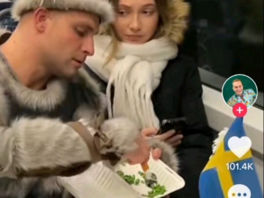 Video luar negeri dengan banyak like: Makan malam bersama wanita asing di kereta api