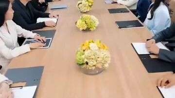 ซีอีโอคนนั้นดูเย็นชา แต่แอบจูบหญิงสาวขณะที่เธอนอนหลับ! เขาห่วงใยและเอาใจเธอ