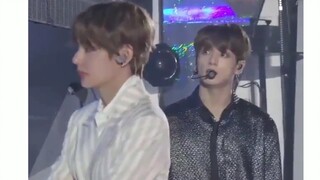 Lihatlah Bagaimana Kookie Meletakkan Tangannya di Kaki Taetae