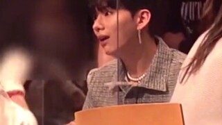 รู้สึกยังไงบ้างที่ตามไอดอลมาเป็นเดือนๆ แล้วเพิ่งรู้ว่าเป็นเพื่อนร่วมชั้นเก่า? ปฏิกิริยาของเพื่อนร่วม