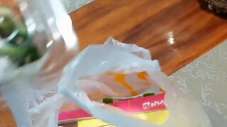 Turis musik umum makan sushi