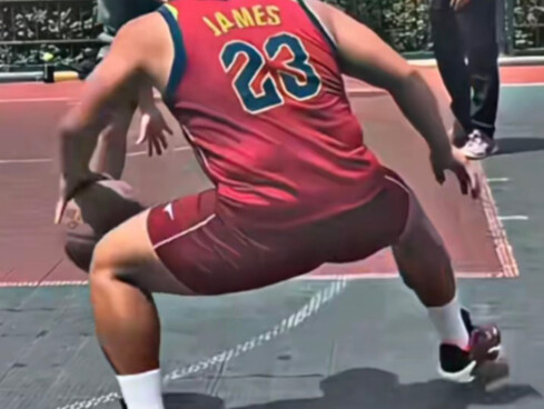 Pria yang Paling Mirip LeBron James saat Bermain Bola Basket