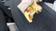 makan martabak telor kulit lumpia